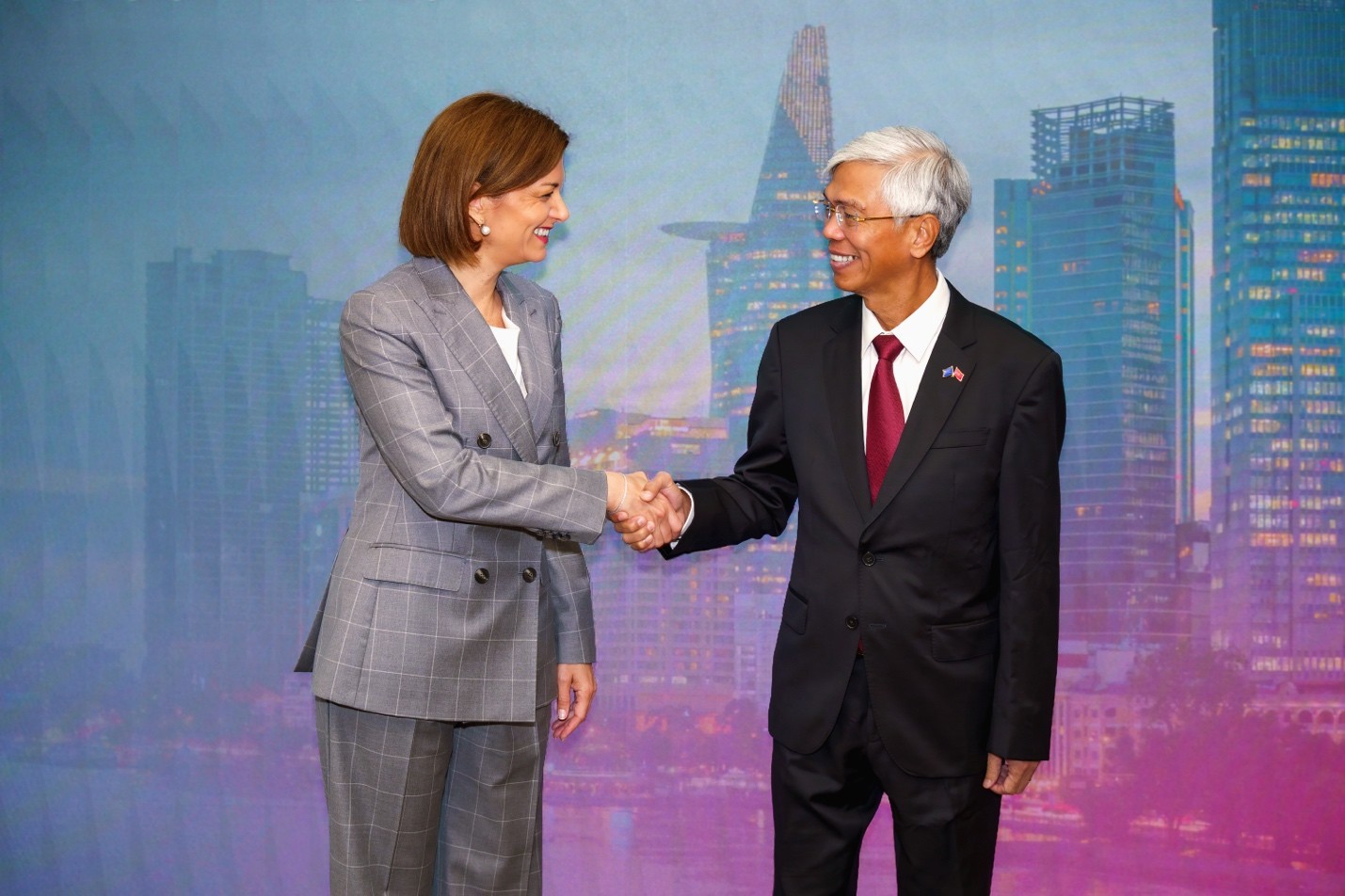 Ông Võ Văn Hoan, Phó Chủ tịch Ủy ban nhân dân TP. Hồ Chí Minh làm việc với Bà Julie Becker, Giám đốc điều hành Sàn Giao dịch Chứng khoán Luxembourg