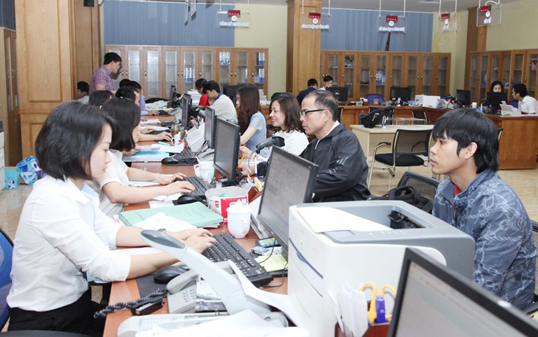 Cán bộ Trung tâm Hành chính công tỉnh tiếp nhận hồ sơ và hướng dẫn các tổ chức, cá nhân làm thủ tục hành chính