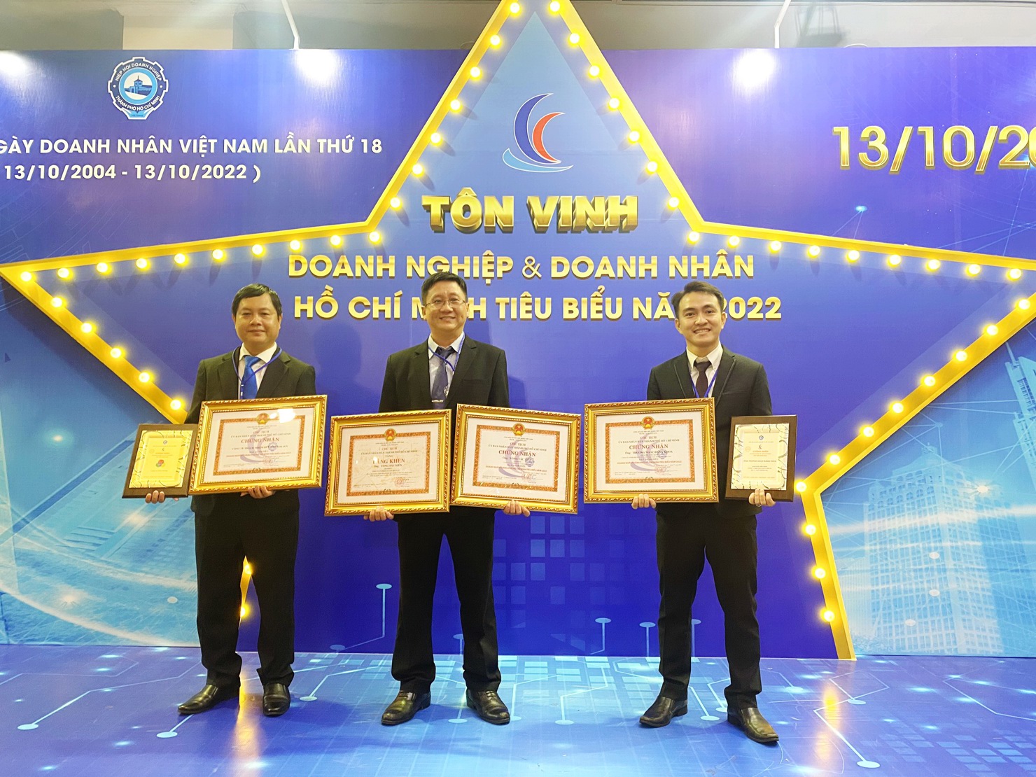 Top 3 đại lý thuế gồm: Trương Gia, Tim Sen, Trí Luật được UBND TP. Hồ Chí Minh trao chứng nhận “Doanh nghiệp, doanh nhân tiêu biểu”. Ảnh: HTCAA