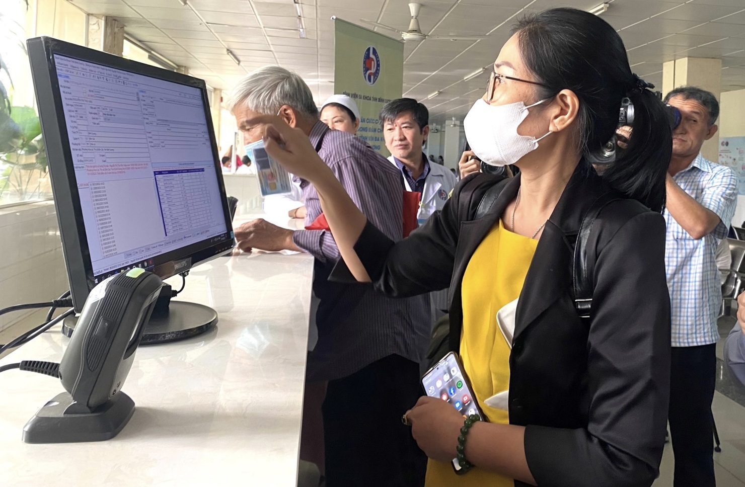 Người dân tỉnh Bình Dương đăng ký khám chữa bệnh BHYT bằng căn cước công dân gắn chíp