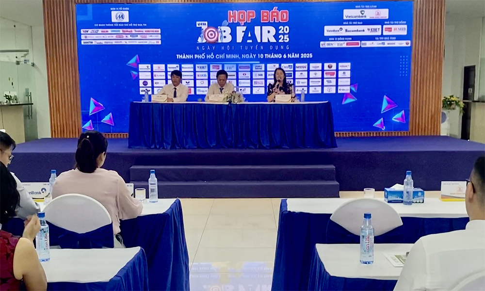 Đại diện Ban tổ chức thông tin về Ngày hội tuyển dụng tích hợp.