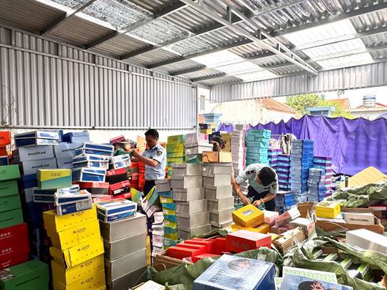 Lực lượng chức năng kiểm tra cơ sở kinh doanh.