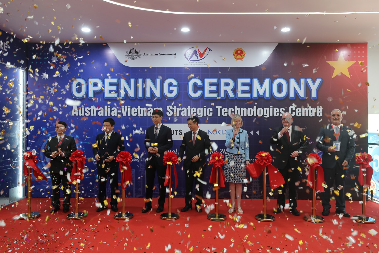 Các đại biểu thực hiện nghi thức khai trương Trung tâm Công nghệ Chiến lược Australia – Việt Nam. Ảnh: BTC