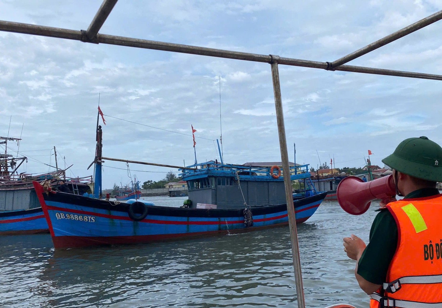Lực lượng chức năng các địa phương kêu gọi tàu tránh trú trước tình hình, áp thấp nhiệt đới mạnh lên thành bão số 1.