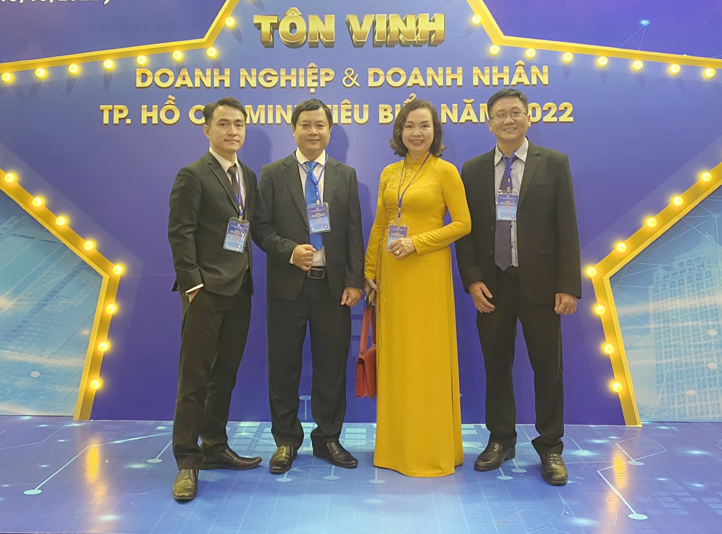 Bà Lê Thị Thu Hương - Chủ tịch HTCAA chụp hình lưu niệm với 3 đại lý thuế tiêu biểu được HUBA vinh danh là Tim Sen, Trương Gia, Trí Luật. Ảnh: Anh Phạm