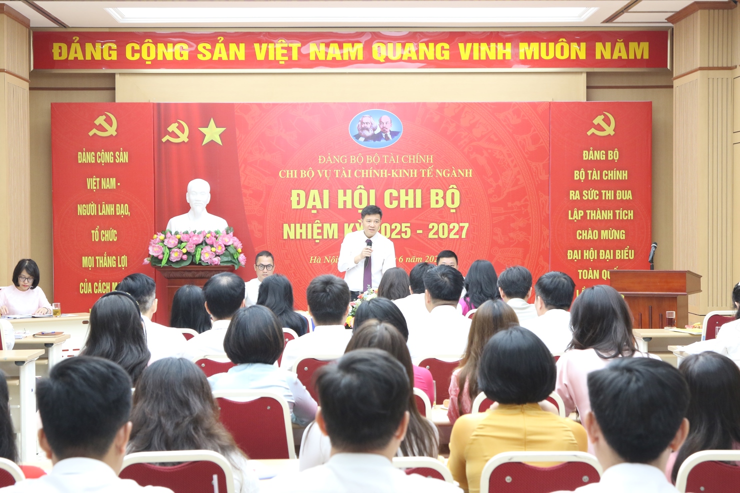 Đồng chí Chu Đức Lam, Bí thư Chi bộ Vụ Tài chính- Kinh tế ngành điều hành phiên thảo luận tại Đại hội