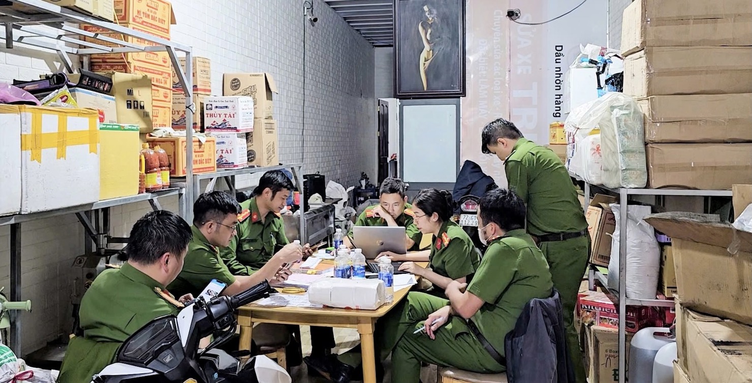 Công an tỉnh Lâm Đồng đang kiểm tra, xử lý một cơ sở kinh doanh thực phẩm không rõ nguồn gốc