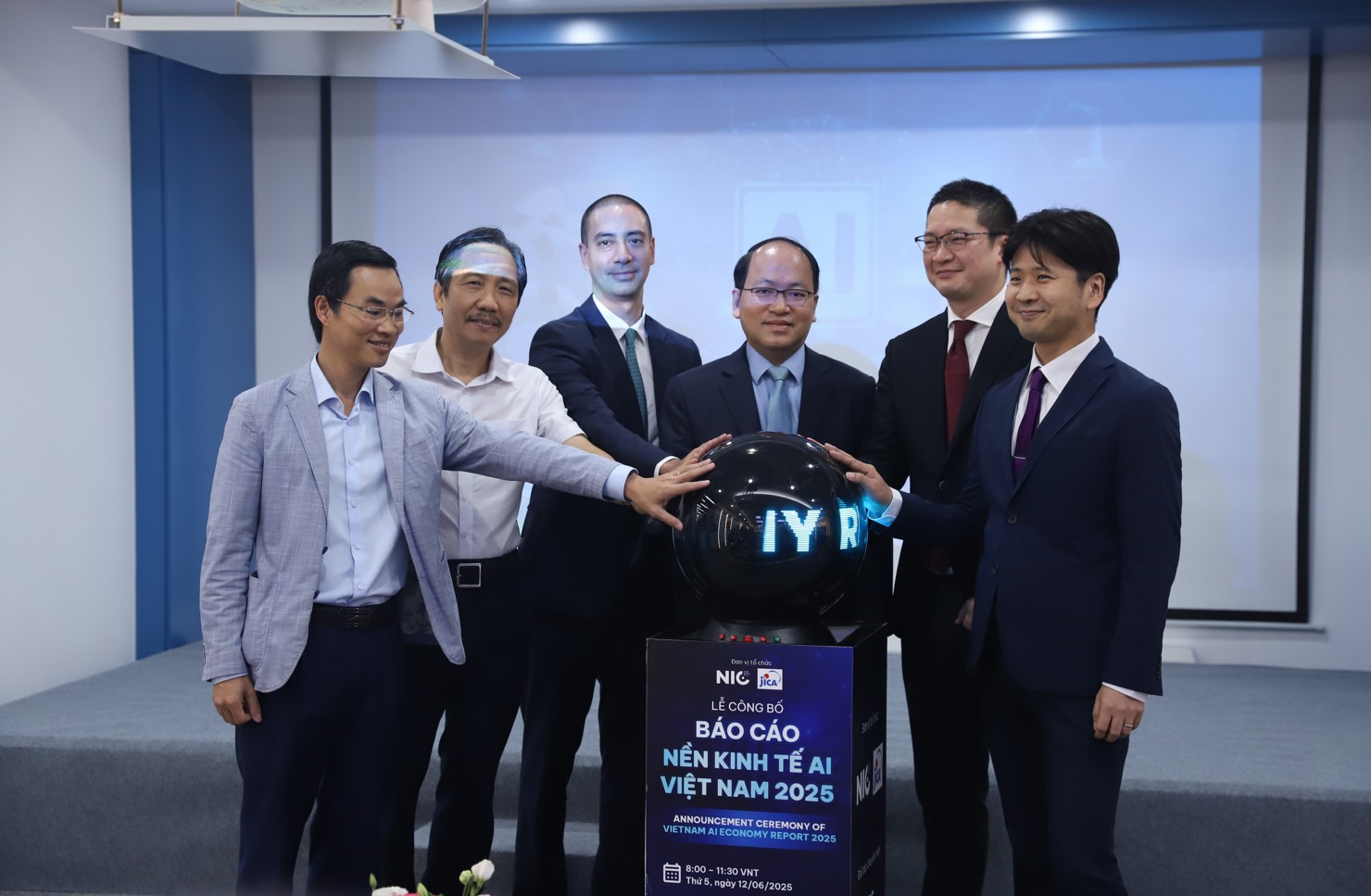 Các đại biểu tham dự bấm nút Công bố báo cáo “Nền kinh tế AI Việt Nam 2025. Ảnh: Quang Hùng