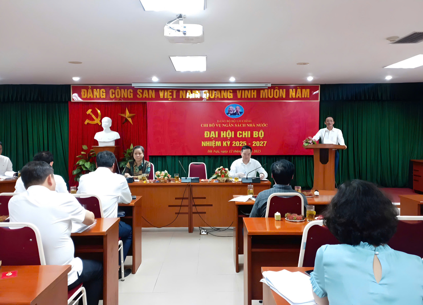Đồng chí Vũ Đức Hội – Bí thư Chi bộ Vụ NSNN, phát biểu khai mạc Đại hội.