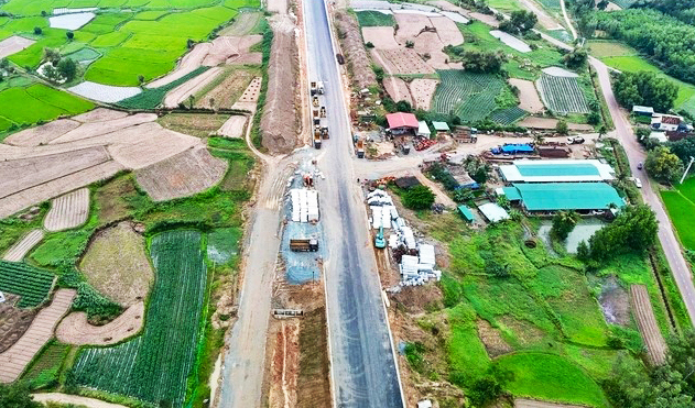 Các nhà thầu thi công cao tốc Hoài Nhơn - Quy Nhơn xuyên dịp lễ 30/4 - 1/5. Ảnh: Hải Phong