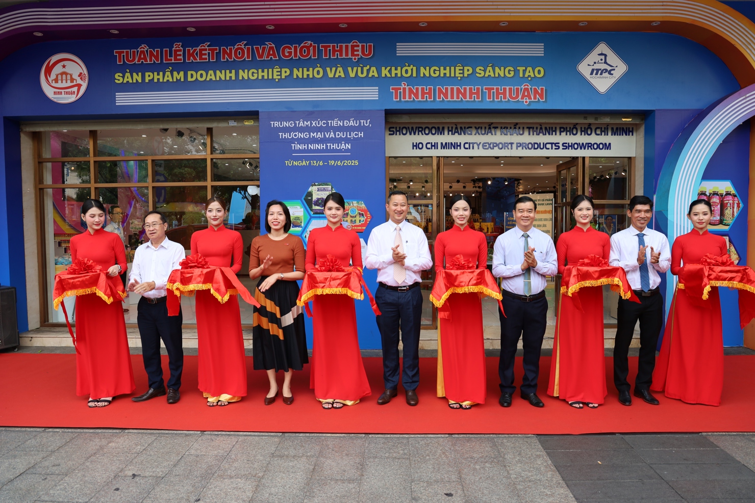 Các đại biểu cắt băng khai mạc chương trình "Tuần lễ kết nối và giới thiệu sản phẩm năm 2025 của tỉnh Ninh Thuận tại thành phố Hồ Chí Minh”. Ảnh: Thanh Thủy