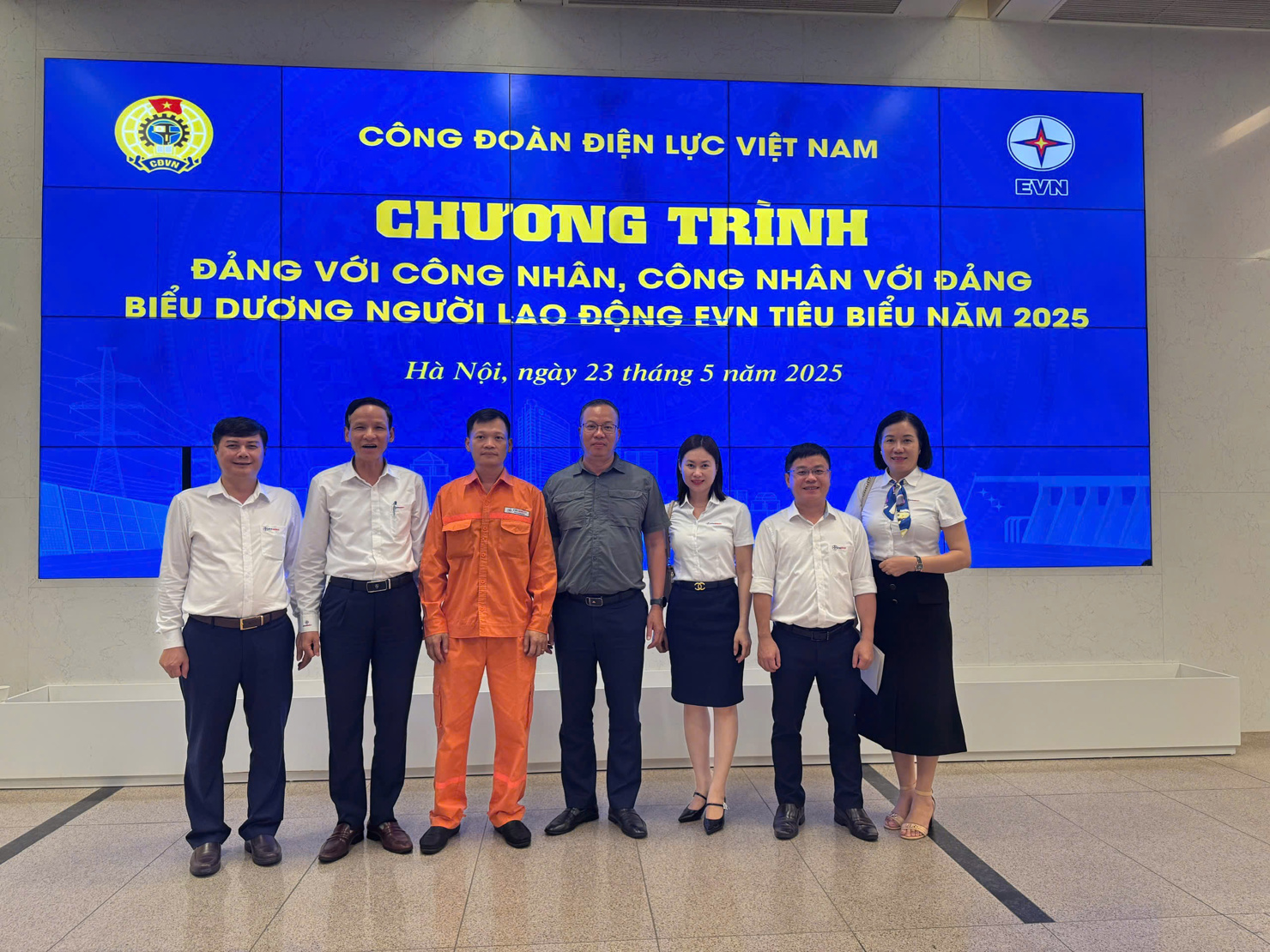 Anh Nguyễn Văn Giáp (người mặc áo màu cam) tại lễ biểu dương Người lao động EVN tiêu biểu năm 2025