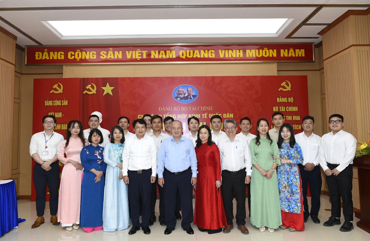 Thứ trưởng Đỗ Thành Trung chụp ảnh lưu niệm cùng Chi bộ Vụ Tổng hợp kinh tế quốc dân.