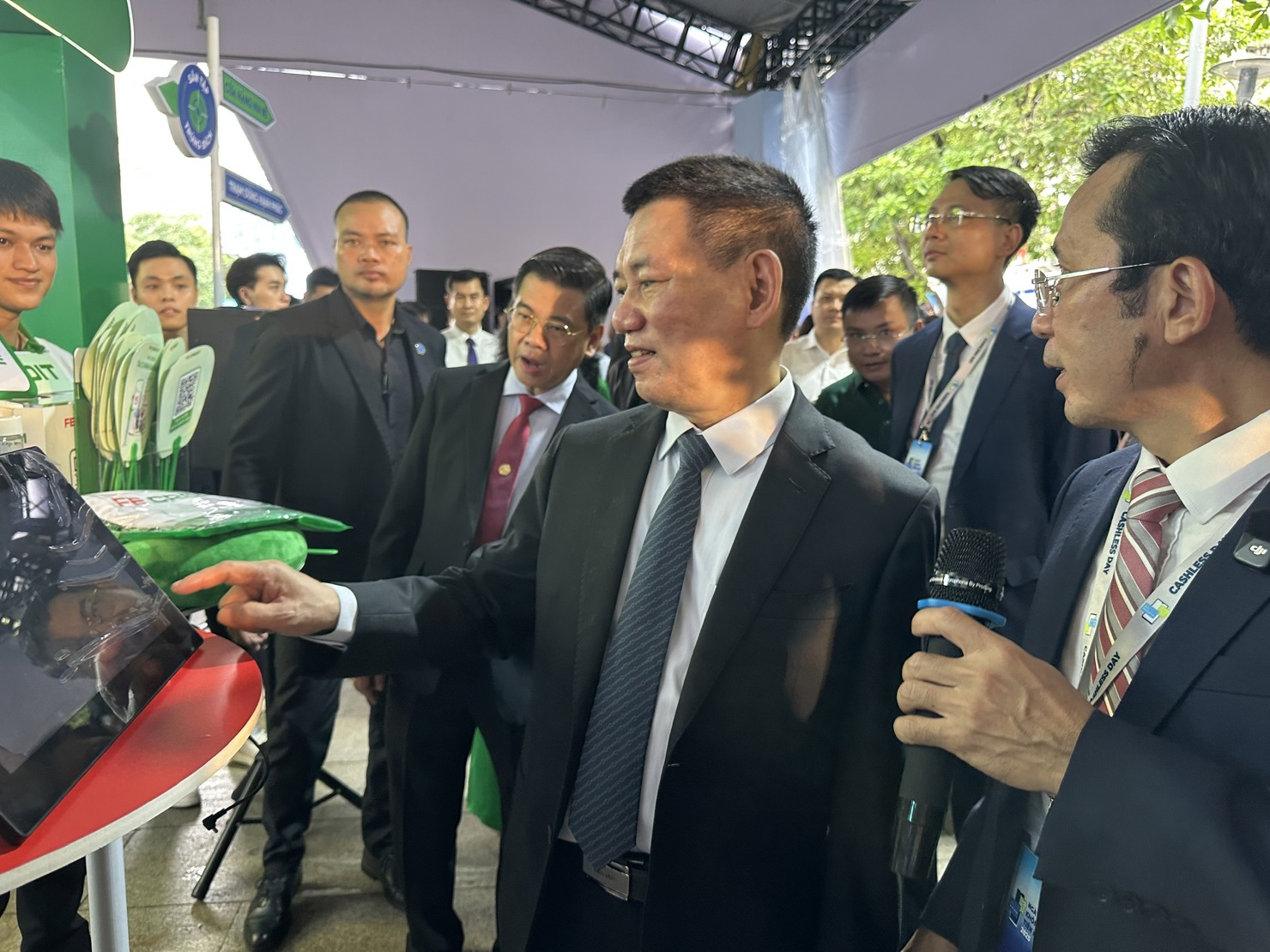 Phó Thủ tướng Hồ Đức Phớc và các đại biểu tham dự các sự kiện tại Lễ hội không tiền mặt. Ảnh: T.H