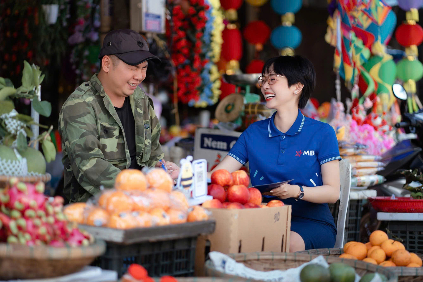 Nhân viên MB hướng dẫn khách hàng là hộ kinh doanh sử dụng app mSeller để xuất hóa đơn điện tử qua điện thoại.