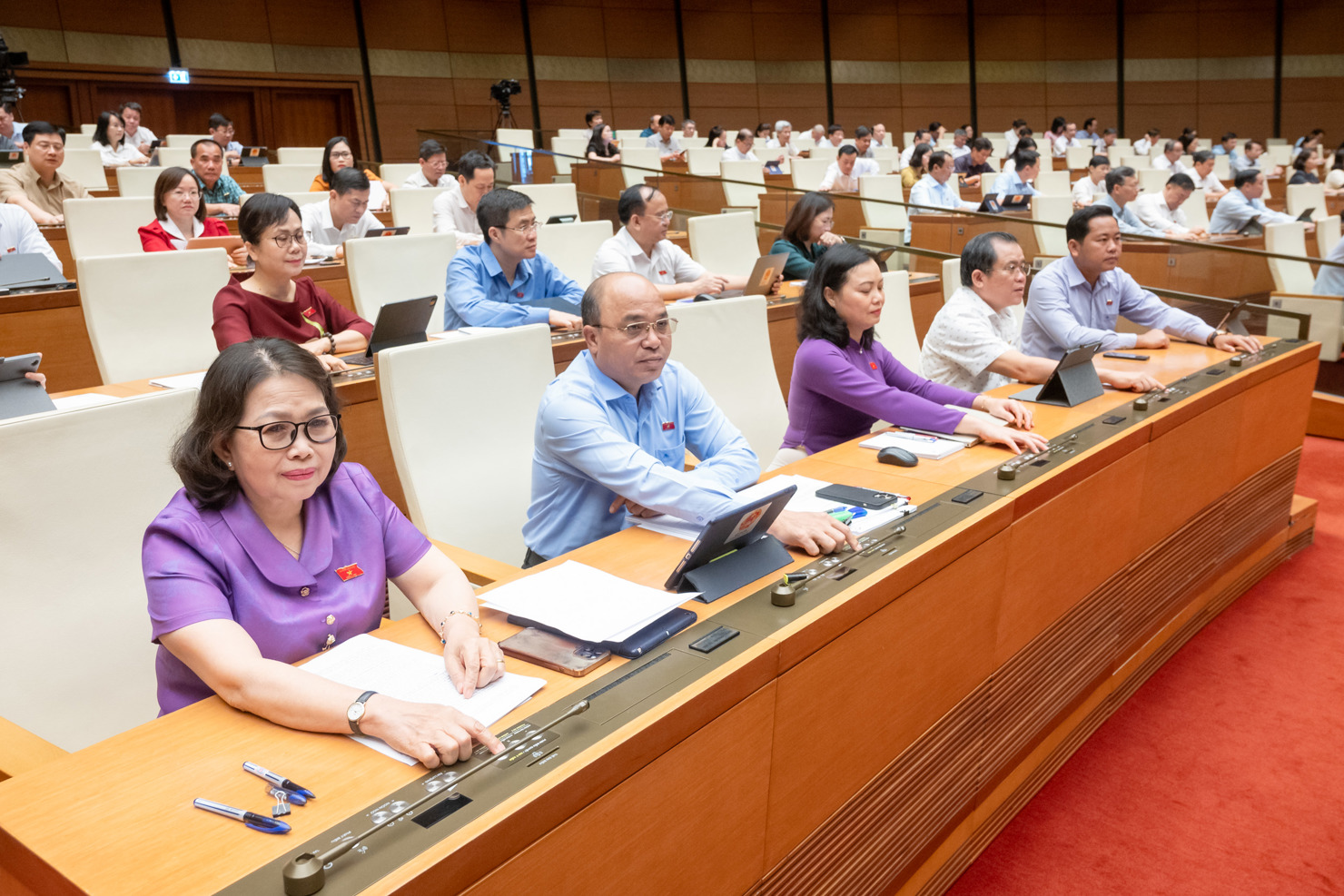 Các đại biểu bấm nút biểu quyết thông qua Luật Quản lý và đầu tư vốn nhà nước tại doanh nghiệp.