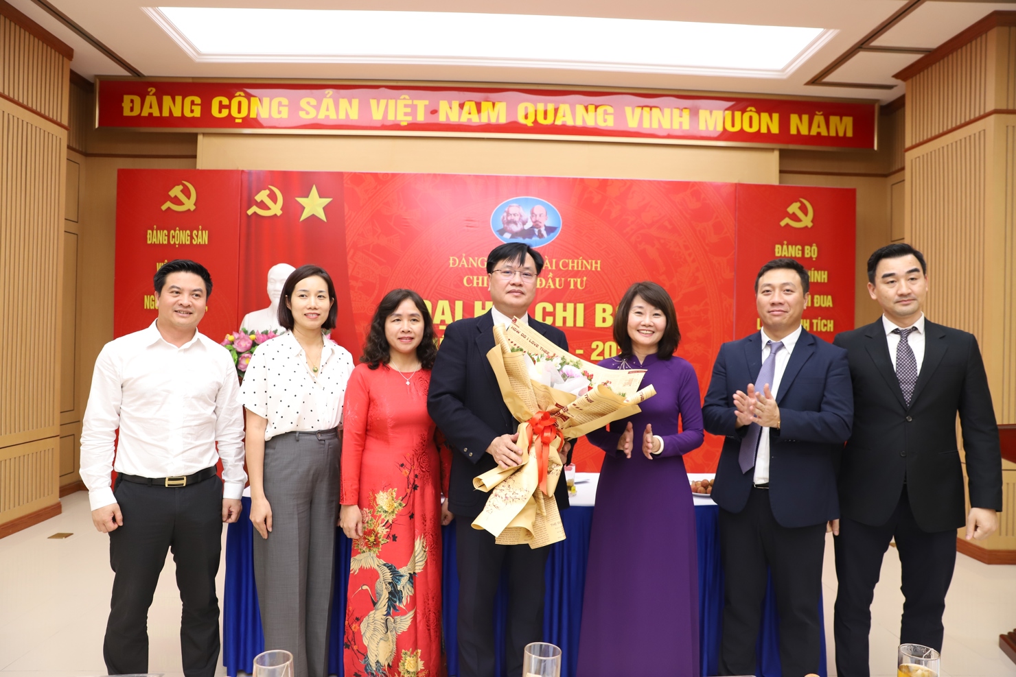 Đồng chí Nguyễn Thị Thu Lan - Phó Bí thư Đảng uỷ Bộ Tài chính tặng hoa chúc mừng thành công Đại hội Chi bộ Vụ Đầu tư.