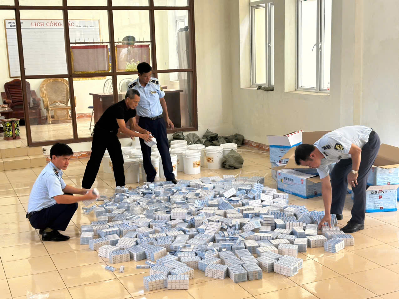 Lực lượng QLTT kiểm tra kho chứa hàng hóa vi phạm trên địa bàn TP. Móng Cái.