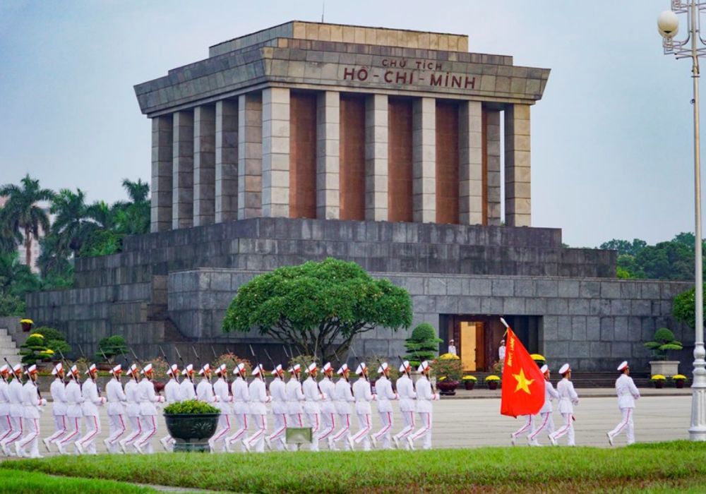 Tổ chức vào Lăng viếng Chủ tịch Hồ Chí Minh là một hoạt động kỷ niệm 80 năm Cách mạng tháng Tám thành công và Quốc khánh 2/9.