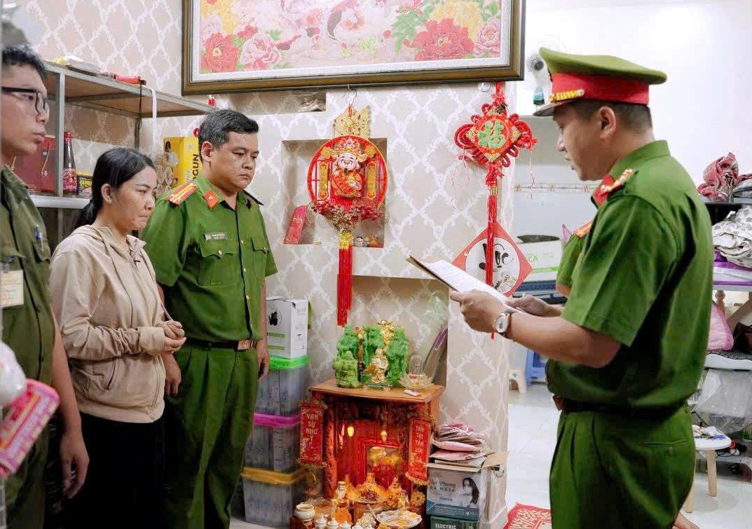 Cơ quan cảnh sát điều tra – Công an tỉnh Bà Rịa – Vũng Tàu đọc lệnh khám xét tại địa chỉ kinh doanh của bà T.T.L.Thu