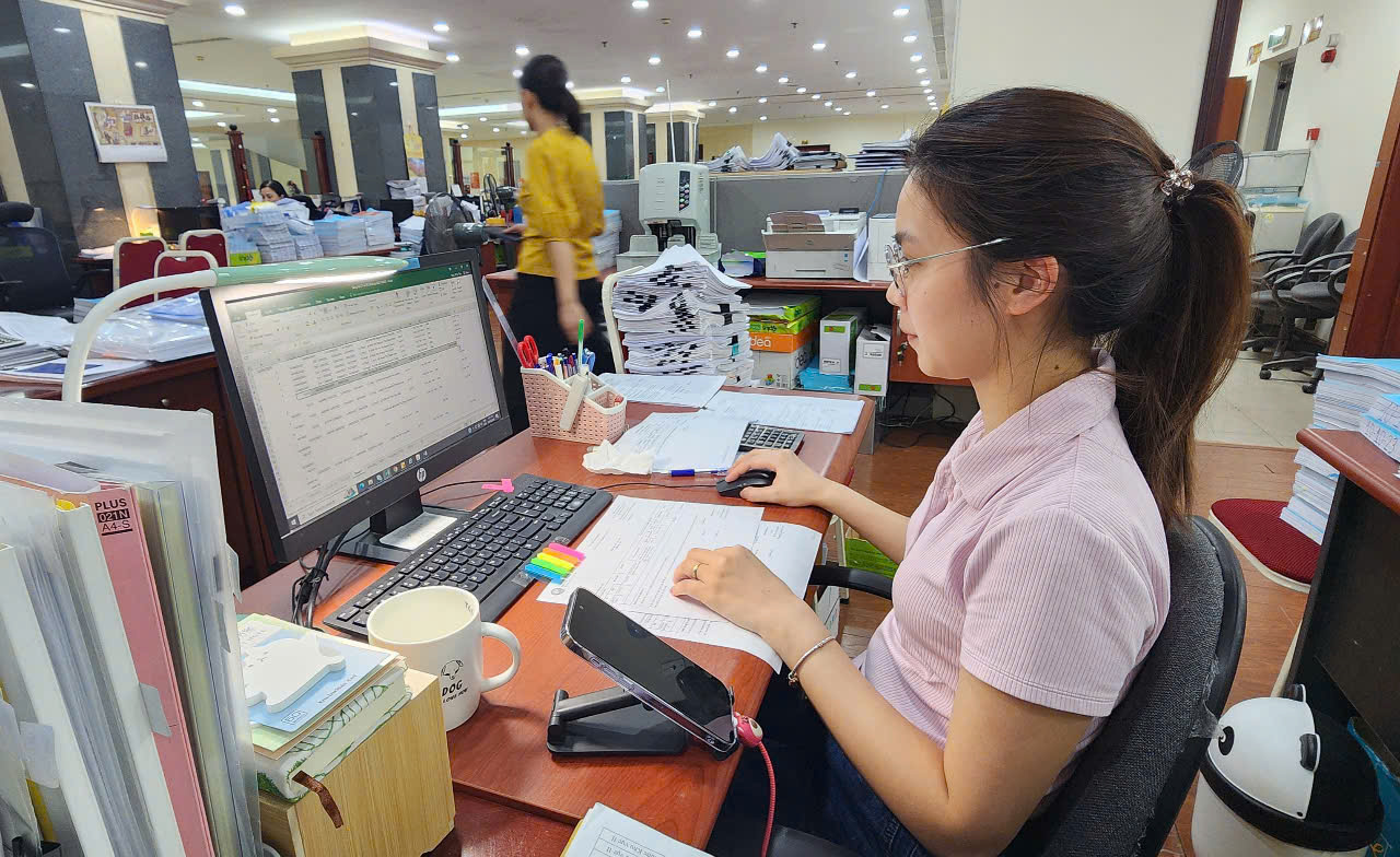 Công chức Ban Giao dịch KBNN xử lý hồ sơ thanh toán qua hệ thống Dịch vụ công trực tuyến