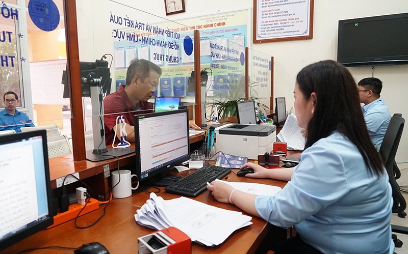 Tiếp nhận và giải quyết TTHC tại UBND phường Trung Văn, quận Nam Từ Liêm, TP. Hà Nội.