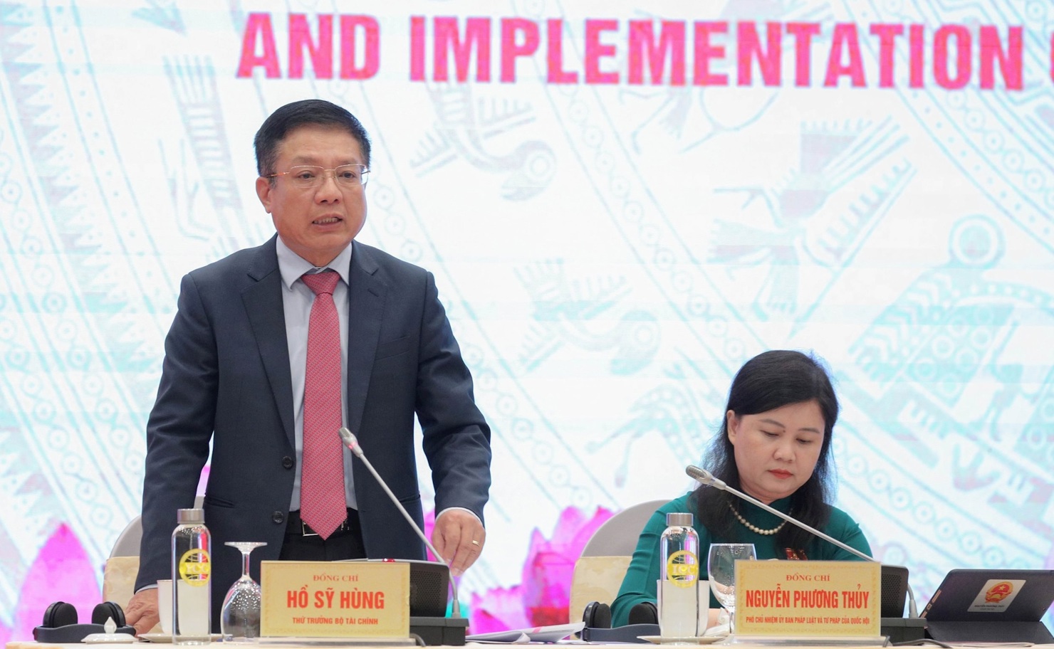 Thứ trưởng Bộ Tài chính Hồ Sỹ Hùng thông tin tại họp báo.