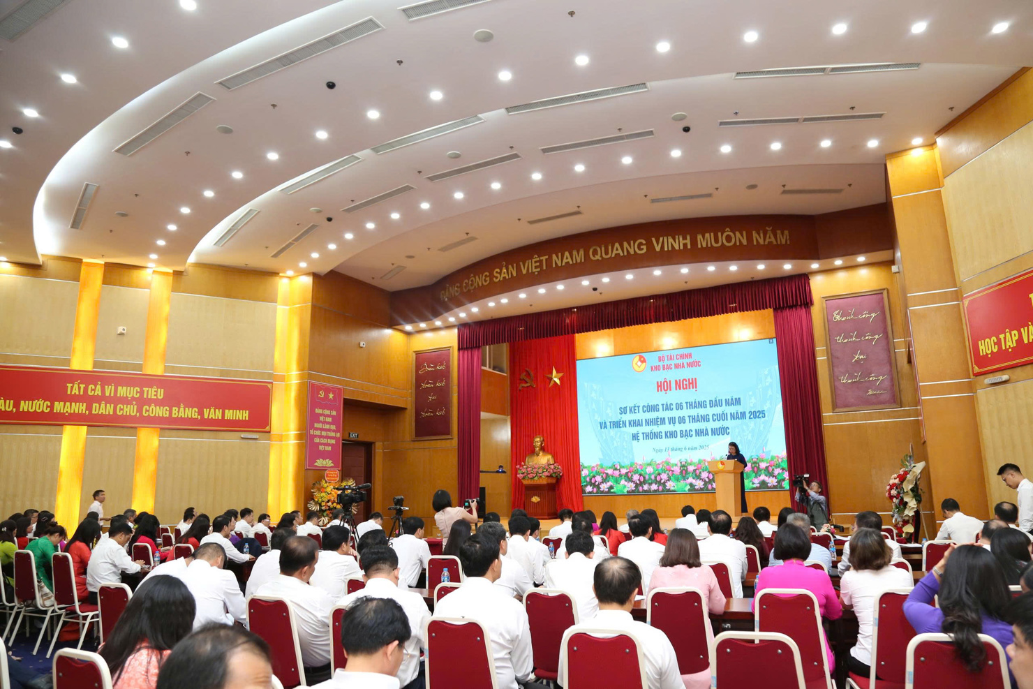 Toàn cảnh Hội nghị sơ kết công tác 6 tháng đầu năm hệ thống KBNN.