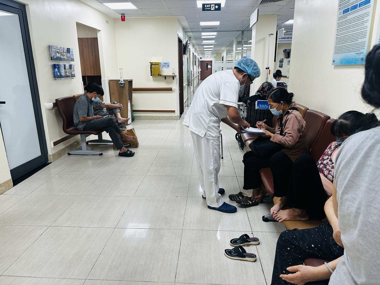 Người dân vẫn được khuyến cáo đeo khẩu trang nơi công cộng và tại cơ sở y tế. Ảnh: Thanh Thủy