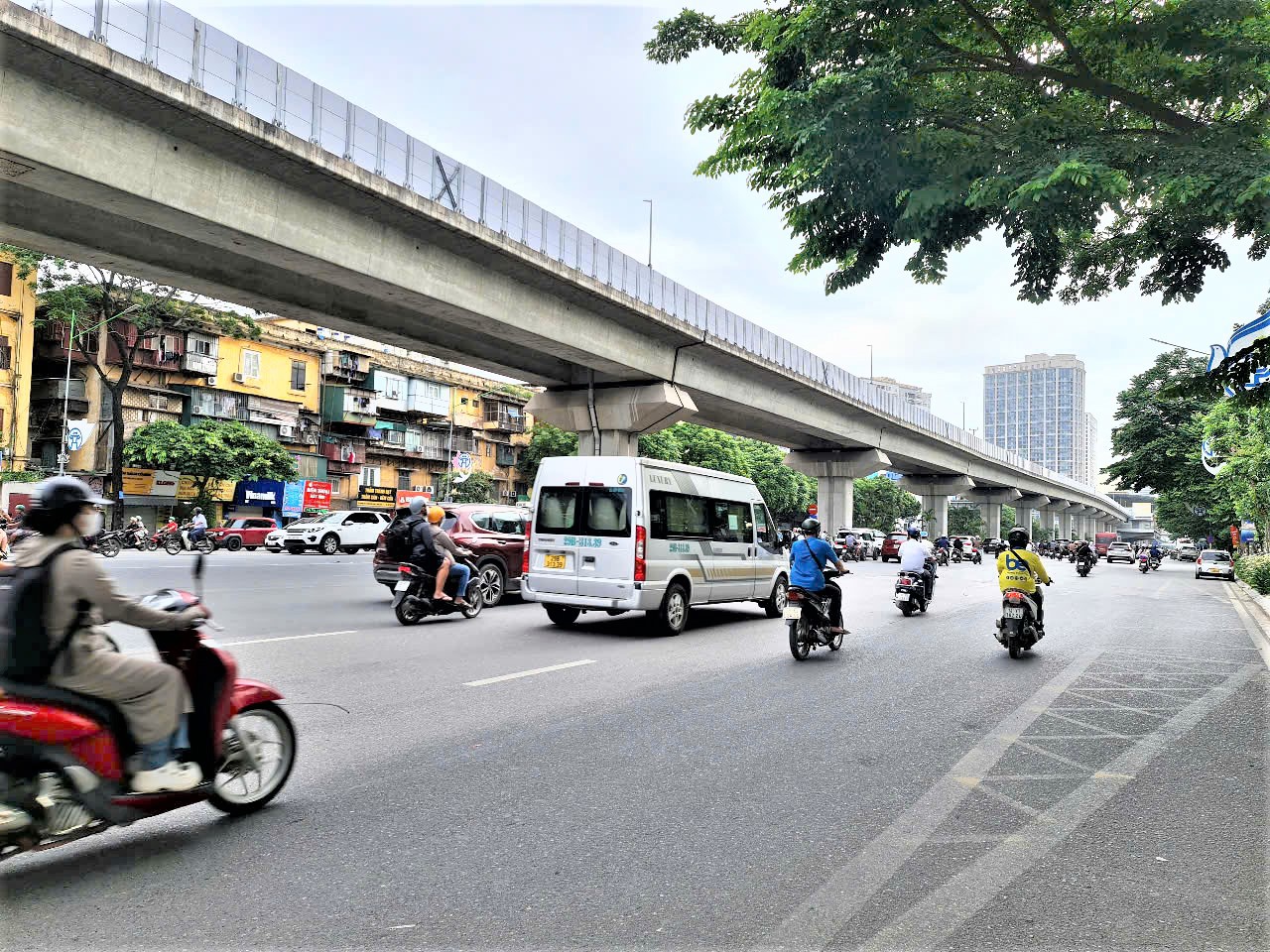 Chống ô nhiễm không khí Hà Nội cần loại bỏ xe máy cũ nát và phương tiện không đạt tiêu chuẩn khí thải khi tham gia giao thông.