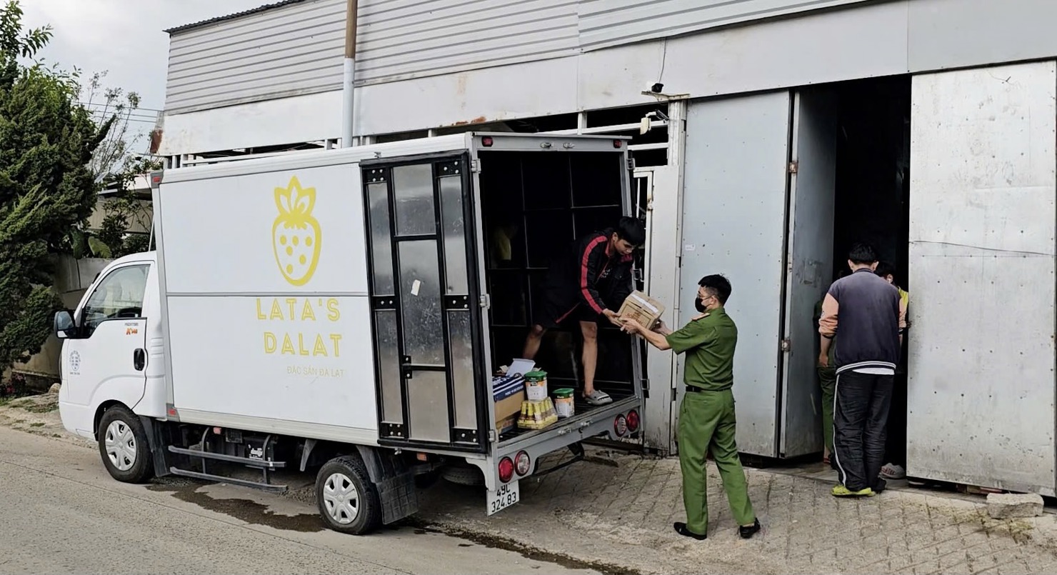 Công an tỉnh Lâm Đồng đột kích kiểm tra một kho thực phẩm đông lạnh không rõ nguồn gốc, xuất xứ