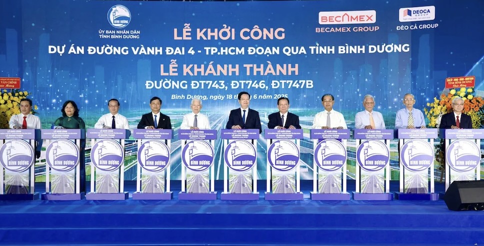 Phó Thủ tướng Mai Văn Chính và lãnh đạo tỉnh Bình Dương bấm nút khởi công đường vành đai 4 qua tỉnh Bình Dương