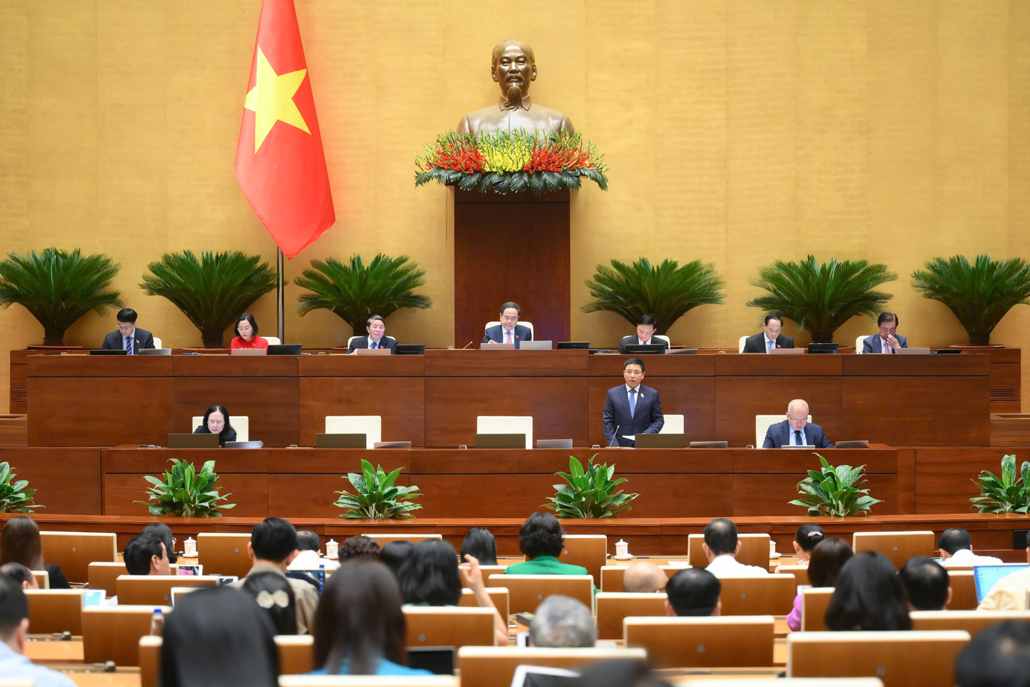 Bộ trưởng Bộ Tài chính Nguyễn Văn Thắng trả lời chất vấn tại phiên họp chiều 19/6 của Quốc hội.