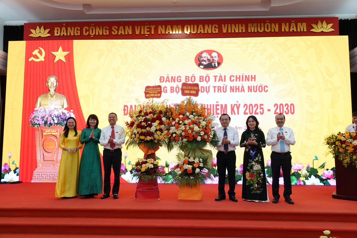 Đồng chí Lê Tấn Cận- Ủy viên Ban Thường vụ Đảng ủy, Thứ trưởng Bộ Tài chính tặng hoa chúc mừng Đại hội. 