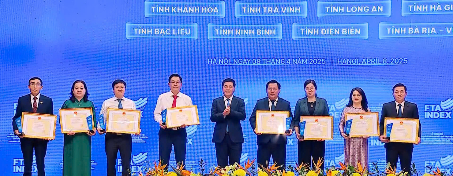 Phó chủ tịch UBND tỉnh Ninh Bình Nguyễn Cao Sơn đại diện UBND Tỉnh (ngoài cùng, từ phải sang) đón nhận Bằng khen của Bộ trưởng Bộ Công thương về thành tích nằm trong nhóm các địa phương có chỉ số thành phần FTA INDEX 2024 cao nhất