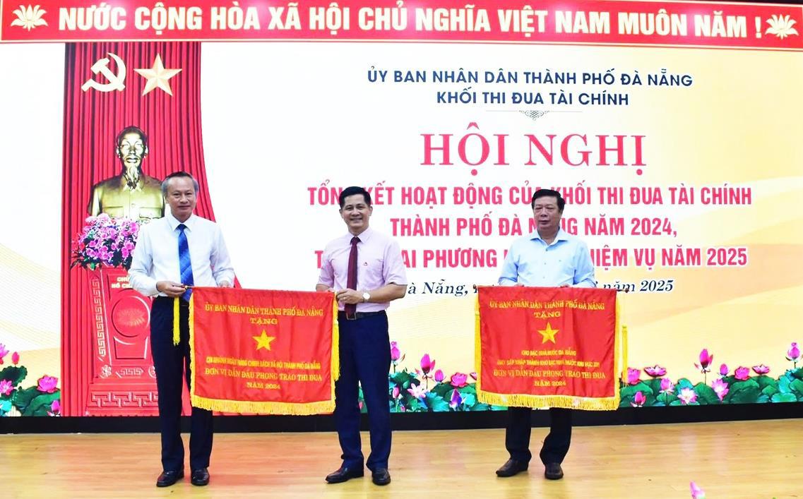 Phó Chủ tịch HĐND TP. Đà Nẵng Đoàn Ngọc Hùng Anh (ngoài cùng bên trái) tặng Cờ đơn vị dẫn đầu phong trào thi đua cho 2 đơn vị.
