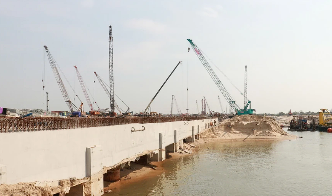 Khu cảng nước sâu Mỹ Thủy (huyện Hải Lăng, tỉnh Quảng Trị) đang được thi công.