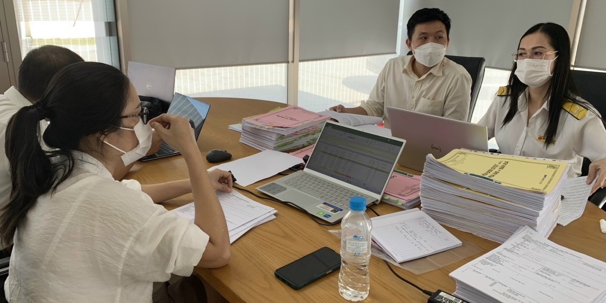 Cán bộ Chi cục Thuế khu vực XVI hướng dẫn, giải đáp vướng mắc cho doanh nghiệp tại Bình Dương. Ảnh: Thanh Hồng