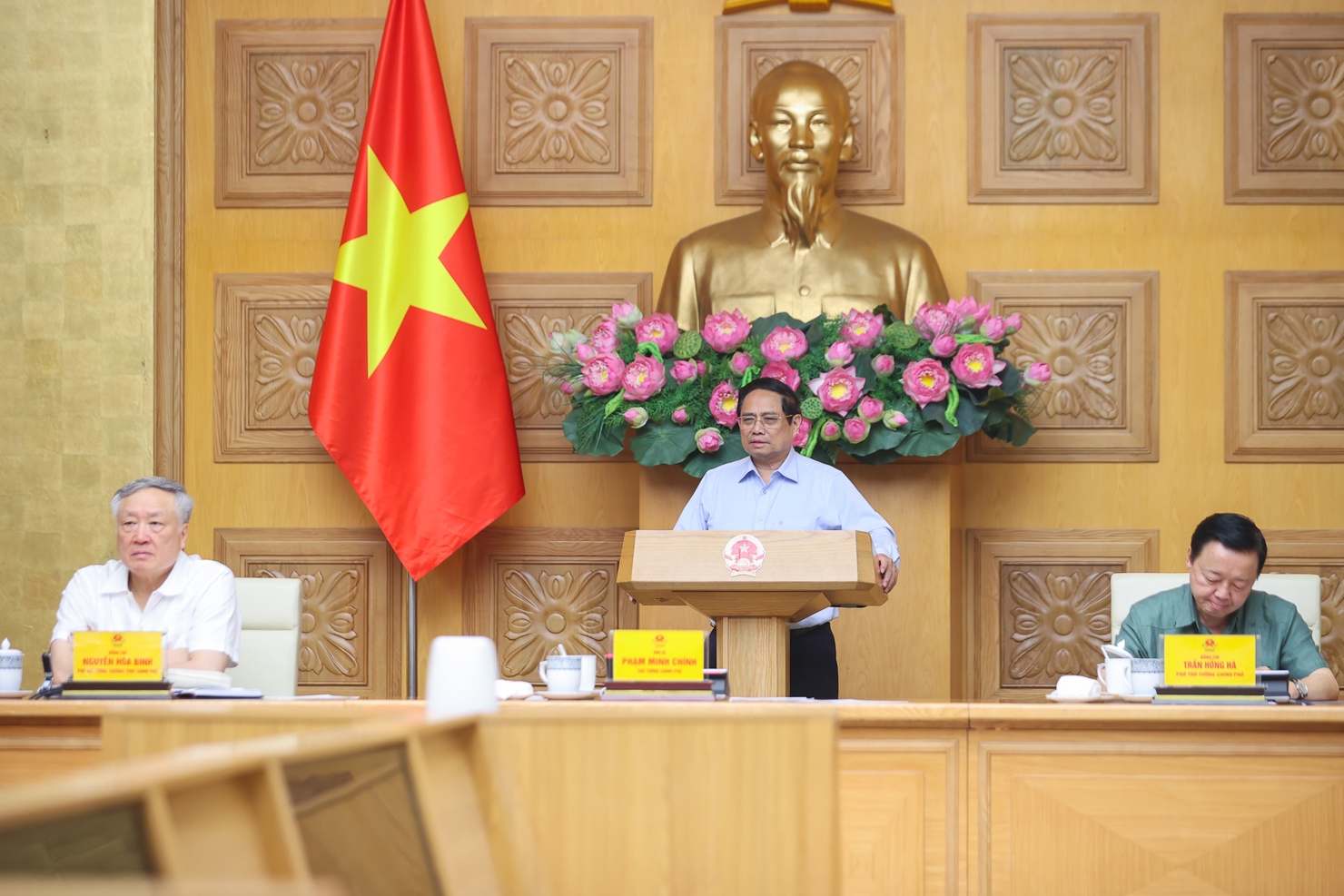 Thủ tướng yêu cầu tập trung xử lý vấn đề liên quan trong quá trình sắp xếp. Ảnh: VGP