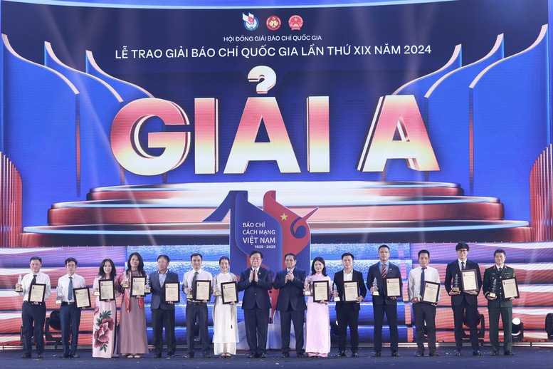 Thủ tướng Chính phủ Phạm Minh Chính và Trưởng Ban Tuyên giáo và Dân vận Trung ương Nguyễn Trọng Nghĩa trao giải A cho các  tập thể và cá nhân