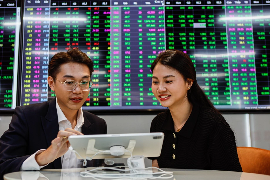 Nhà đầu tư nên tiếp tục nắm giữ danh mục hiện tại, tận dụng các nhịp rung lắc để gia tăng tỷ trọng ở các cổ phiếu cơ bản tốt.