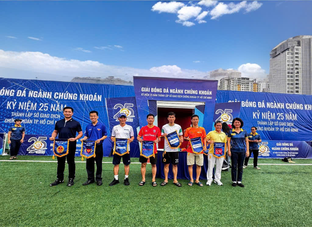 Đại diện các đội bóng nhận cờ lưu niệm tại lễ khai mạc Giải bóng đá ngành Chứng khoán năm 2025. Ảnh MĐ.