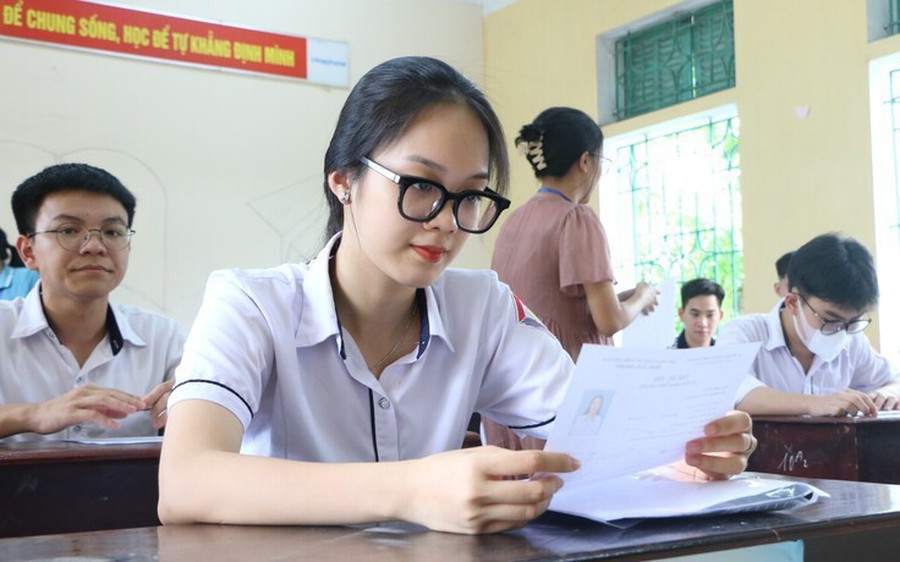 Bộ trưởng Bộ Giáo dục và Đào tạo yêu cầu Ban chỉ đạo cấp tỉnh kỳ thi năm 2025 chỉ đạo các đơn vị liên quan chủ động theo dõi và cập nhật thông tin thời tiết, kịp thời ứng phó trong trường hợp có sự cố xảy ra.