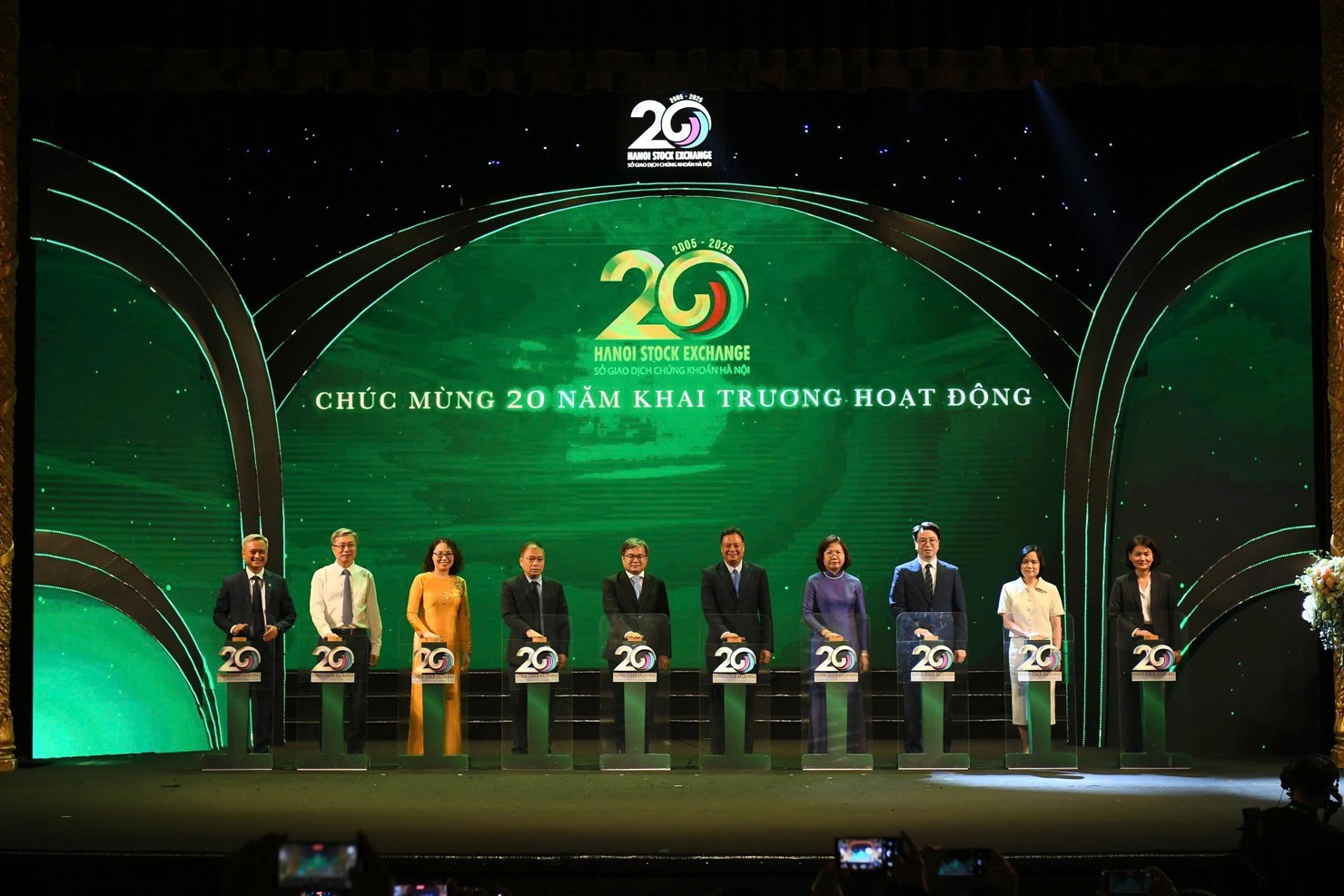 Các đại biểu thực hiện nghi thức chúc mừng 20 năm khai trương hoạt động của HNX.