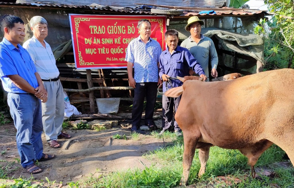 Trao hỗ trợ sinh kế giúp hộ nghèo có điều kiện làm ăn.