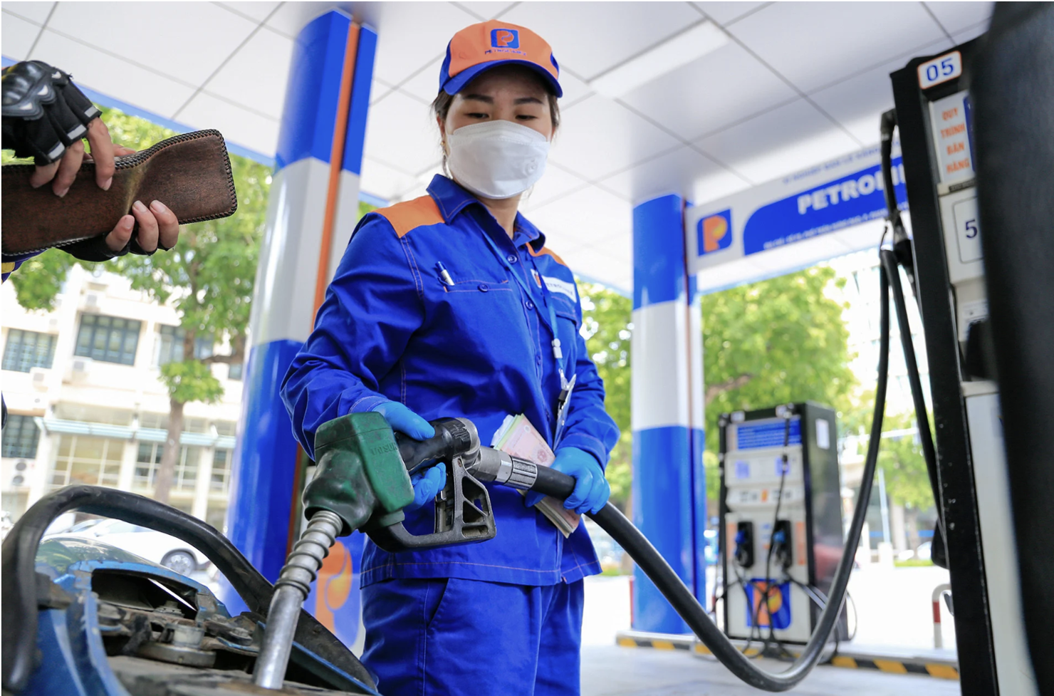 Theo Bộ Công Thương, trong 5 tháng đầu năm, tổng nguồn cung xăng dầu cả nước đạt khoảng 10,45 triệu tấn, tương đương khoảng 12,54 triệu m3.