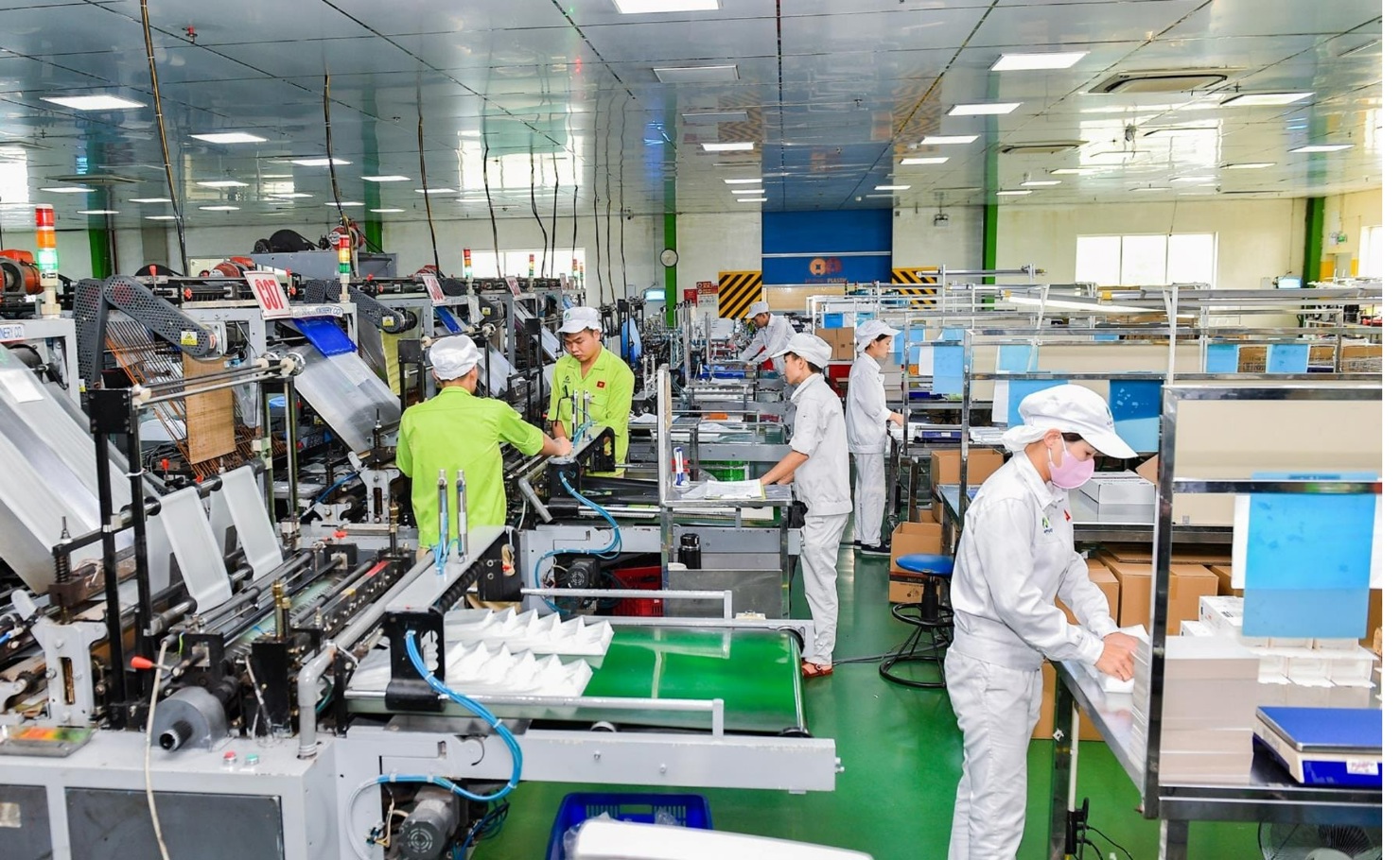 Dây chuyền sản xuất túi nilon thân thiện môi trường tại Công ty CP Nhựa An Phát Xanh.