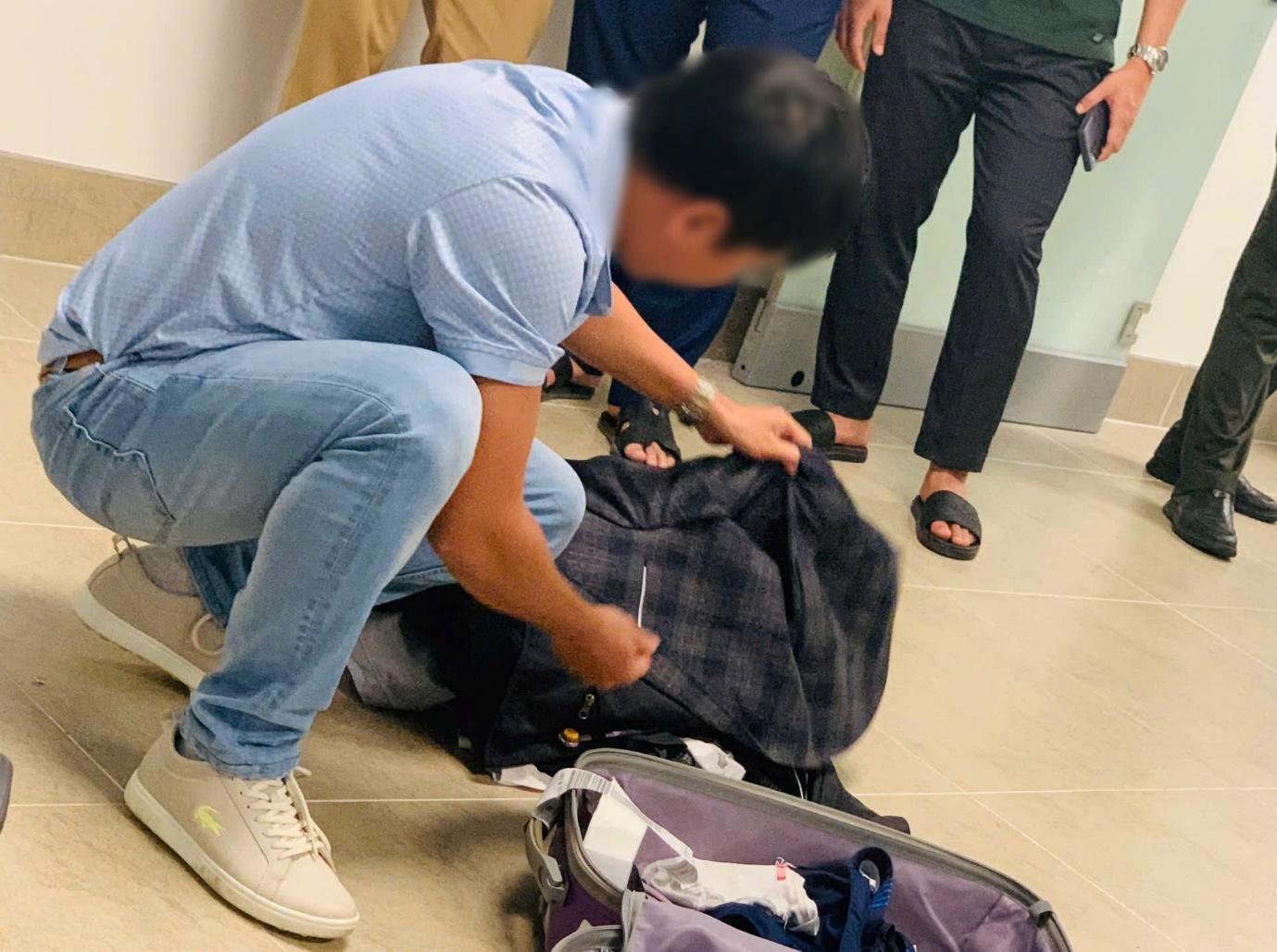 Lực lượng chức năng kiểm tra hành lý xách tay của hành khách N.C.H