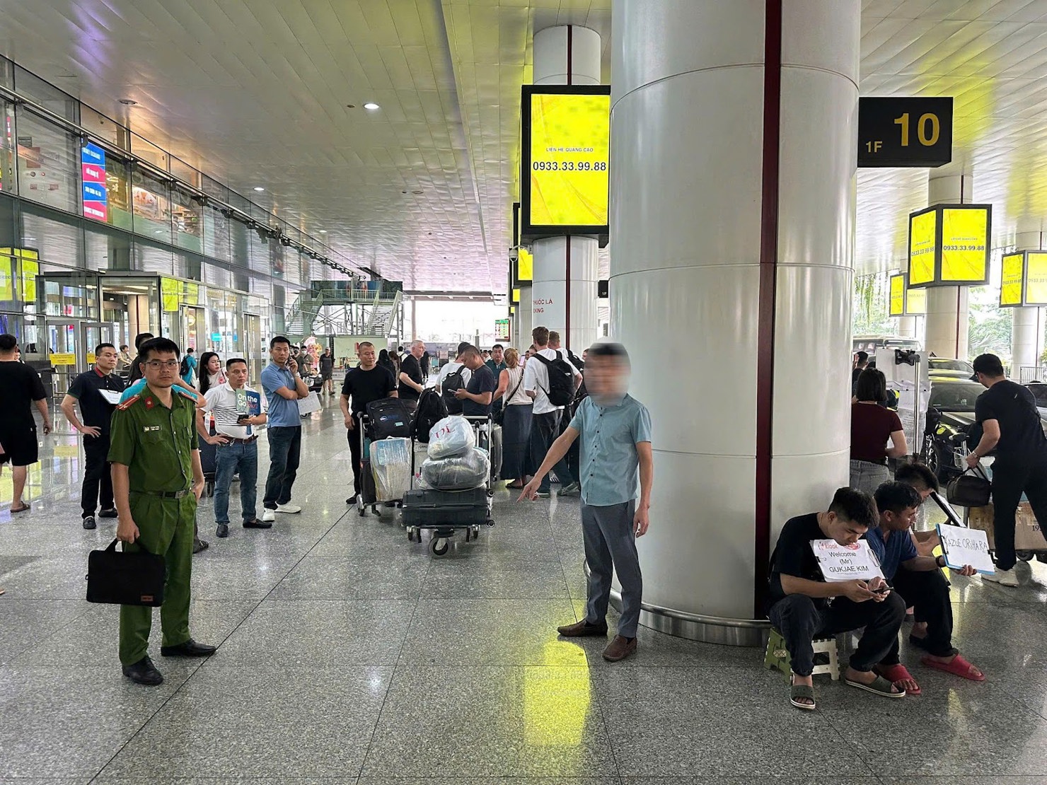Đối tượng dựng lại hiện trường lừa đảo khách hàng. Ảnh: ACV