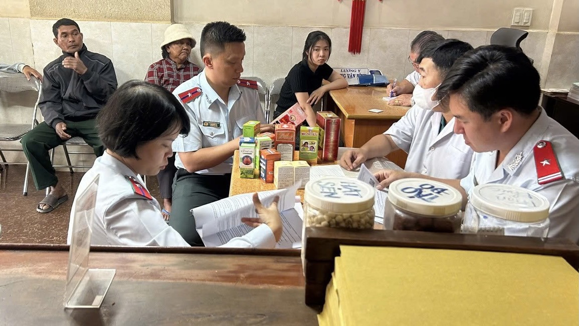 Thanh tra Sở Y tế tỉnh Lâm Đồng đang thanh kiểm tra một cơ sở dược